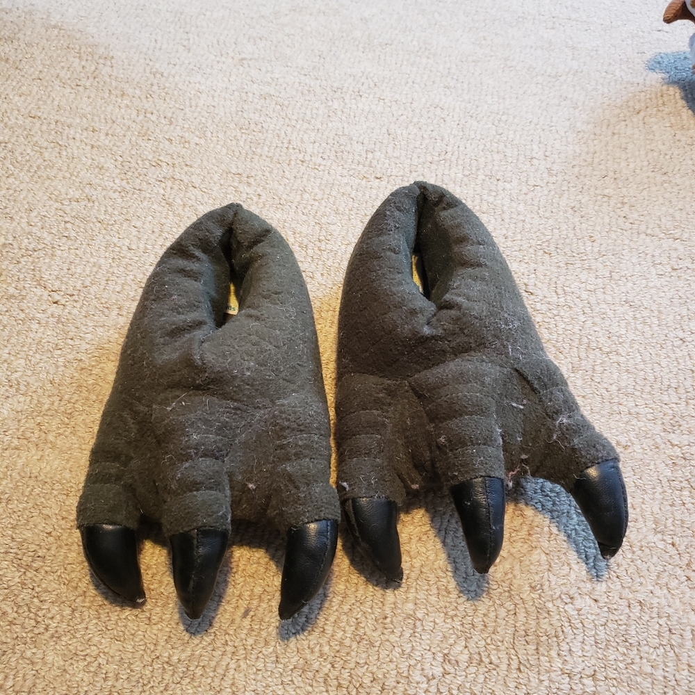 Kids monster slippers sz 1/2